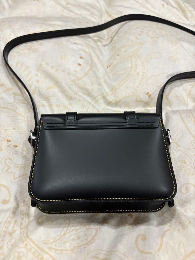 Dr. Martens ブラックショルダーバッグ　7インチ サッチェルバッグ