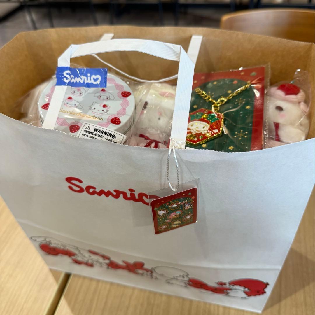 サンリオ　いちごホイップケーキ　ぬいぐるみアクセサリーセット　チャーム　シール缶