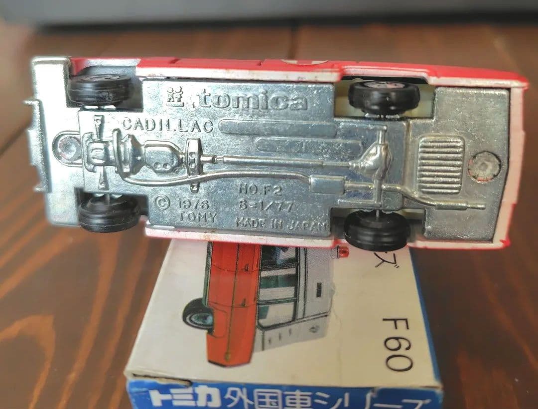 【未使用品】青箱トミカ　F60 キャデラック救急車