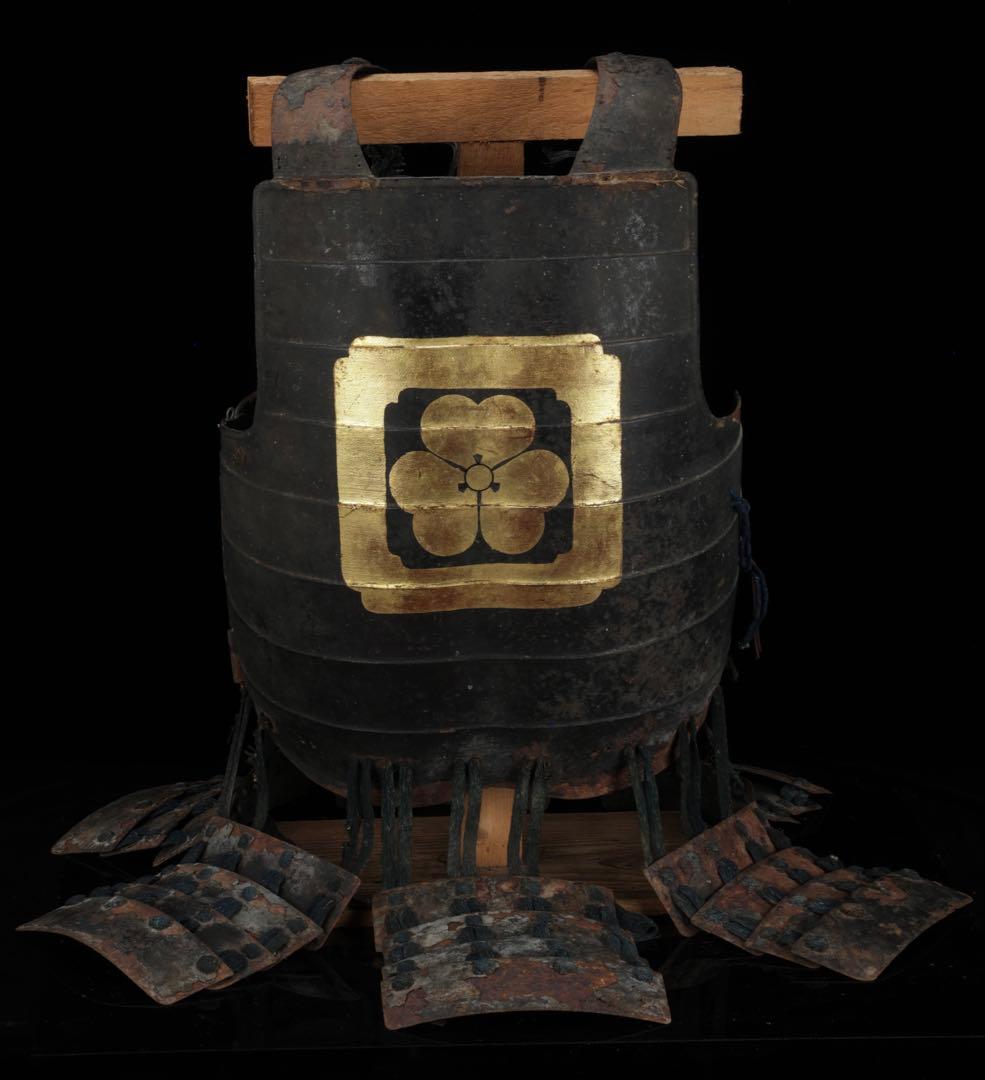 【江戸期 甲冑 胴丸】黒漆塗 二枚胴 草摺付 金箔家 紋 武具 鎧兜 時代物