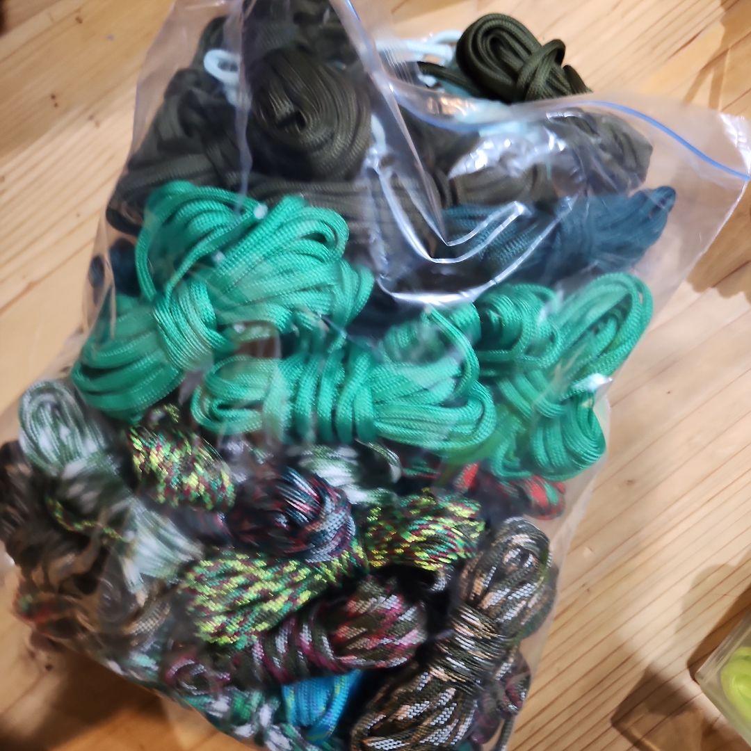 100サイズ箱パラコード紐大量ハンドメイド材料キーホルダーカラビナブレスレット