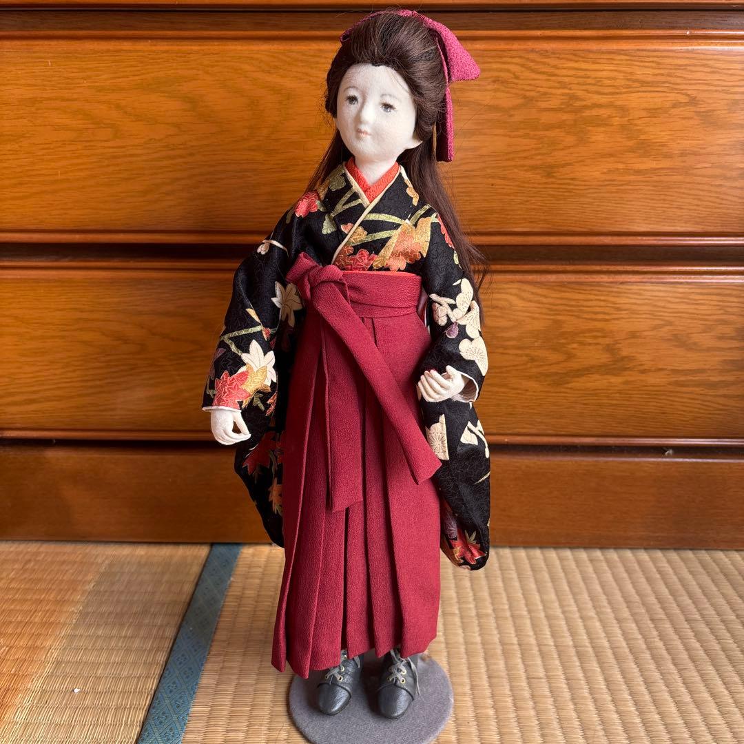 花柄着物の人形 スタンド付き 市松人形 カラフルな花柄着物