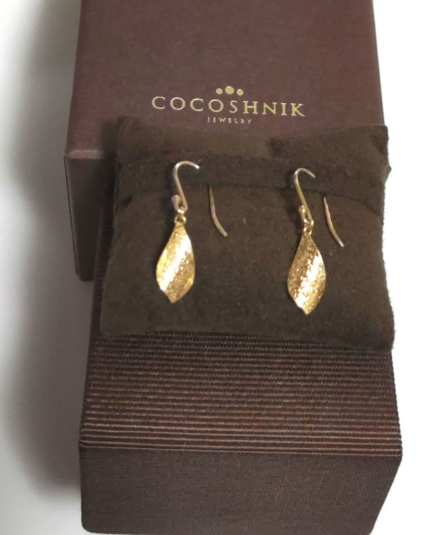 ココシュニック COCOSHNIK フックピアス リーフモチーフ K10YG