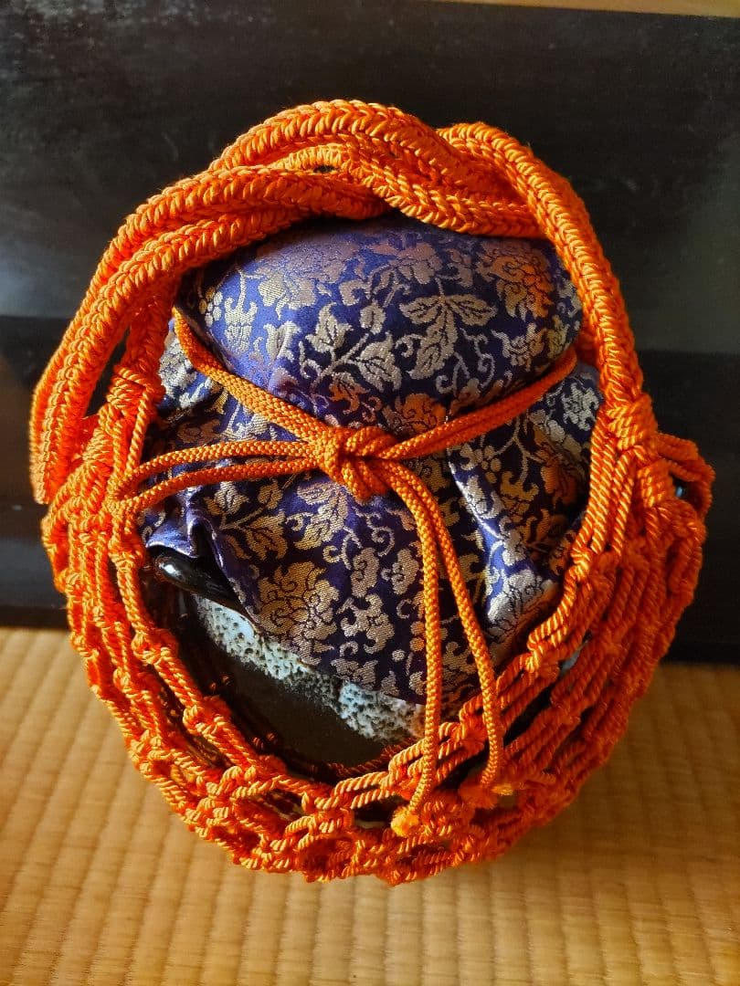 木箱入り オレンジの編み紐付き 飾り壺