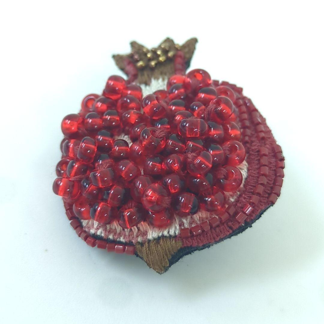 trovelore トロベローレ ブローチ ザクロ ビーズ レッド | Shop at