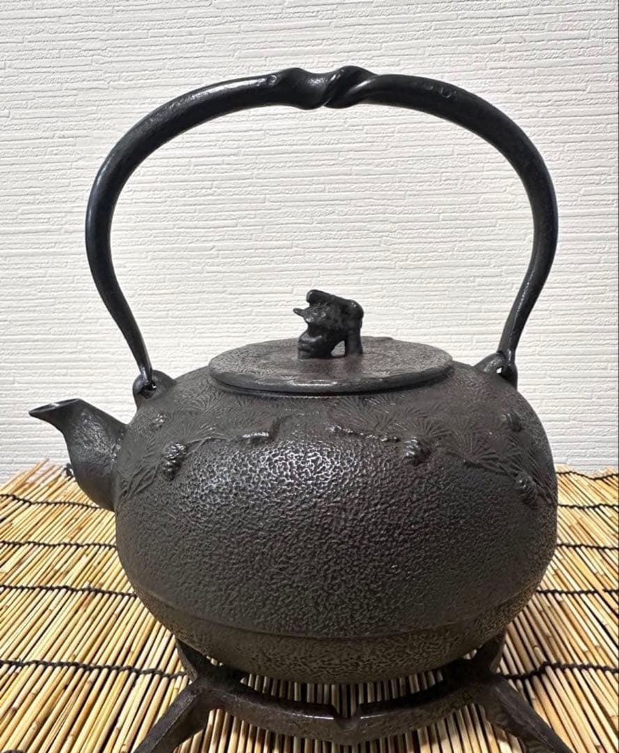 未使用品、供箱、栞付　南部秀山堂　佐藤 勝弘作　１５型松文様　鉄瓶　南部鉄瓶