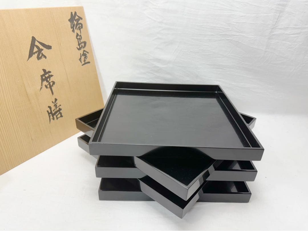 604736 【 懐石道具 輪島塗 木製黒真塗 卓上膳 5客揃 絵変わり 平