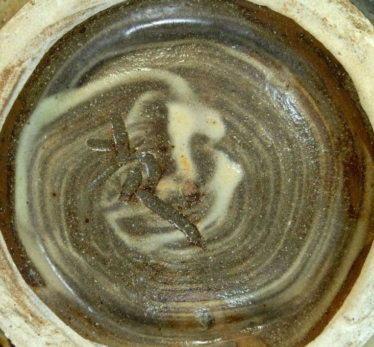 人間国宝 金城次郎 壷屋焼マカイ(刷毛目笑魚紋茶碗）栞 共箱 美品 壺屋焼 上作