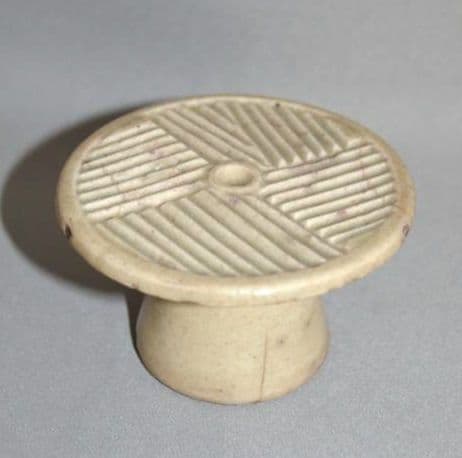 『李朝白磁櫛目紋餅型』　菓子型　トクサル　古陶磁器　朝鮮古美術　蓋置　墨床　民芸