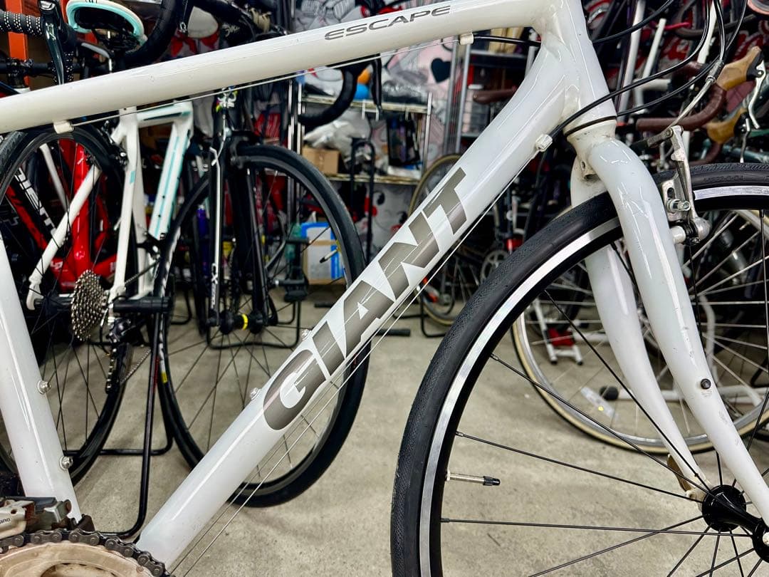 エスケープR3 基本分解発送送料無料！近県の方完成車直接配送等ご相談ください！