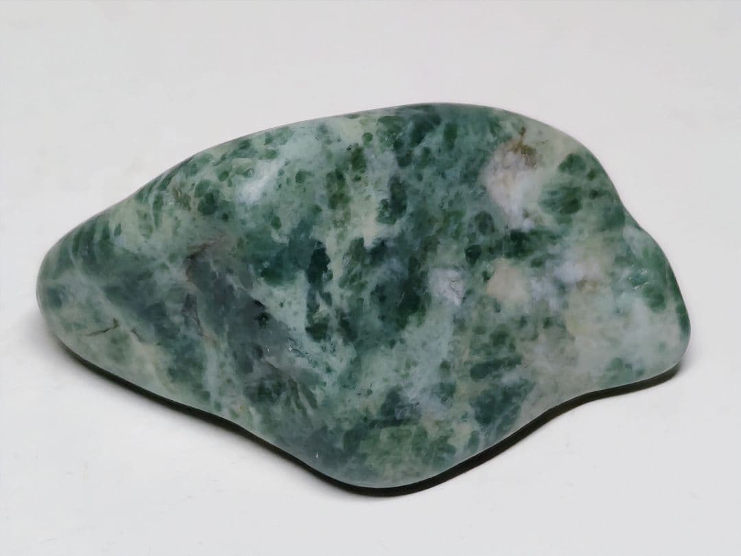 糸魚川195 翡翠 30g ヒスイ 原石 鑑賞石 自然石 誕生石 鉱物 鉱石