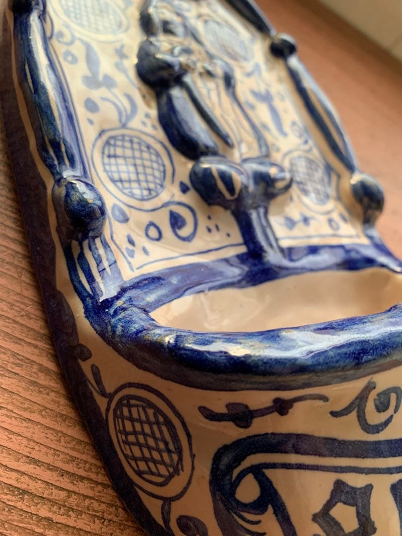 グランピエ ビンテージスペイン陶器の聖水入れ壁掛け！大胆な筆使いが