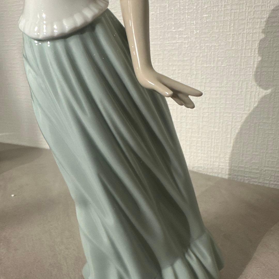 美品】Nao リヤドロ 蝶と戯れてGirl Holding Butterfly - メルカリ