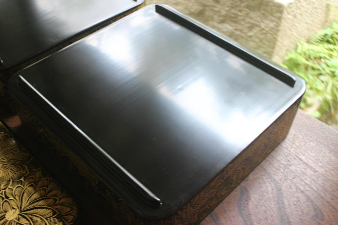 極小保管キズ有！端正な内朱黒漆に優美な菊沈金の映える輪島塗二段重（検重箱お重重箱