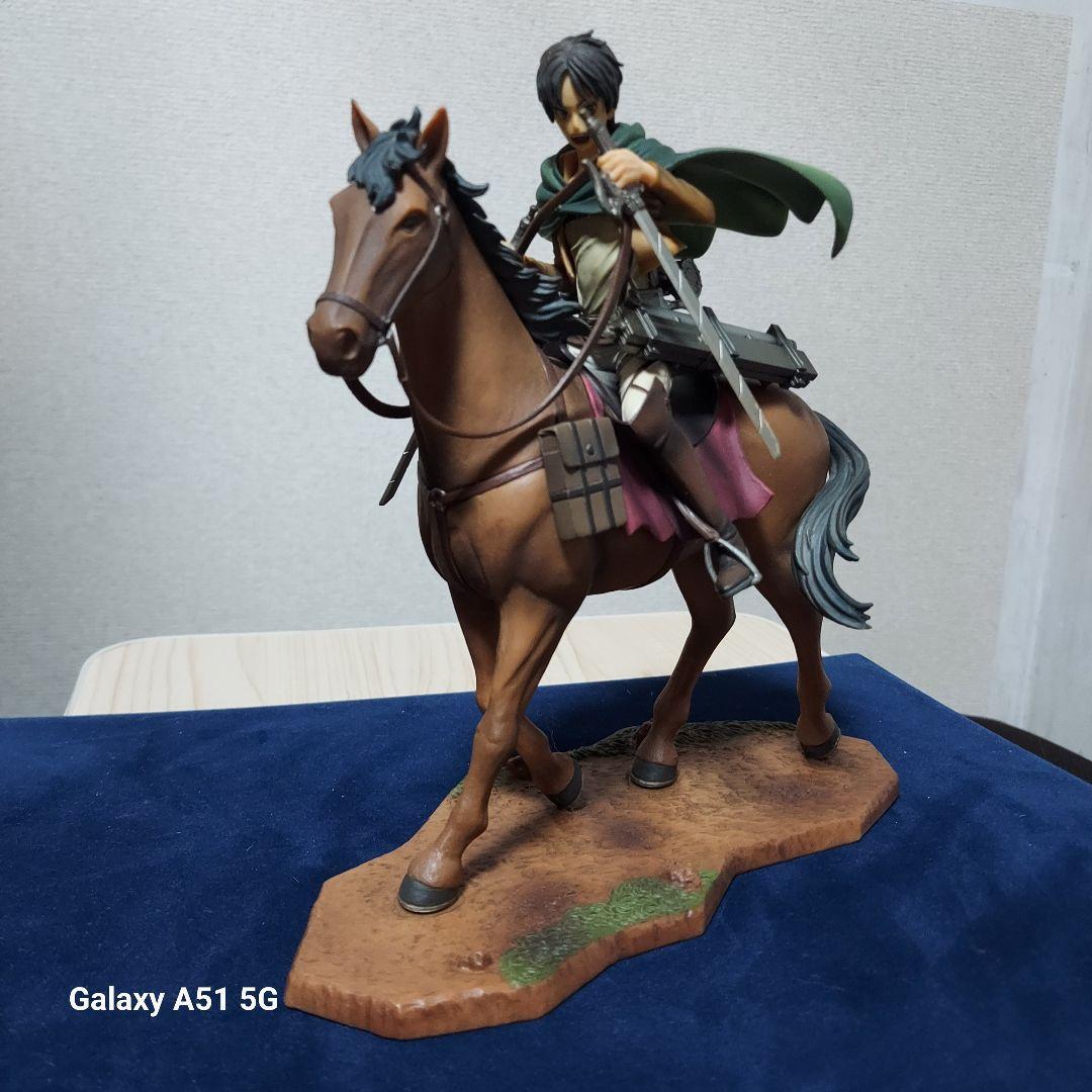 進撃の巨人　エレン リヴァイ 騎馬フィギュア　2体