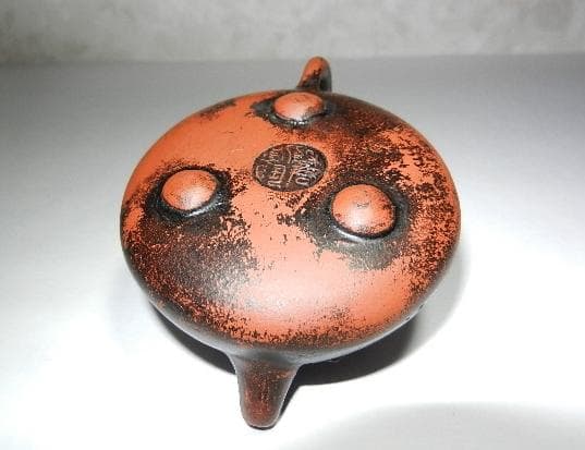 宜興三足紫砂壷（底款「盤君製陶」、高さ4cm、幅幅8．5cm、容量