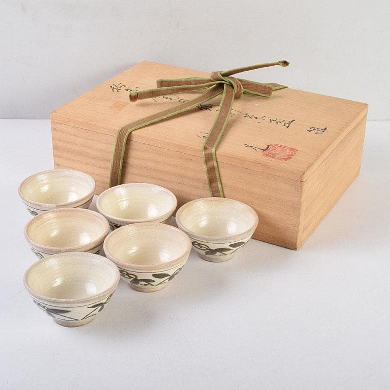 韓国人間国宝　李殷九　粉青刷毛目鐵彩茶碗　六客　共箱　V　R9132 韓国人間国宝 李殷九 粉青刷毛目鐵彩茶碗 六客 共箱 V R9132 - メルカリ