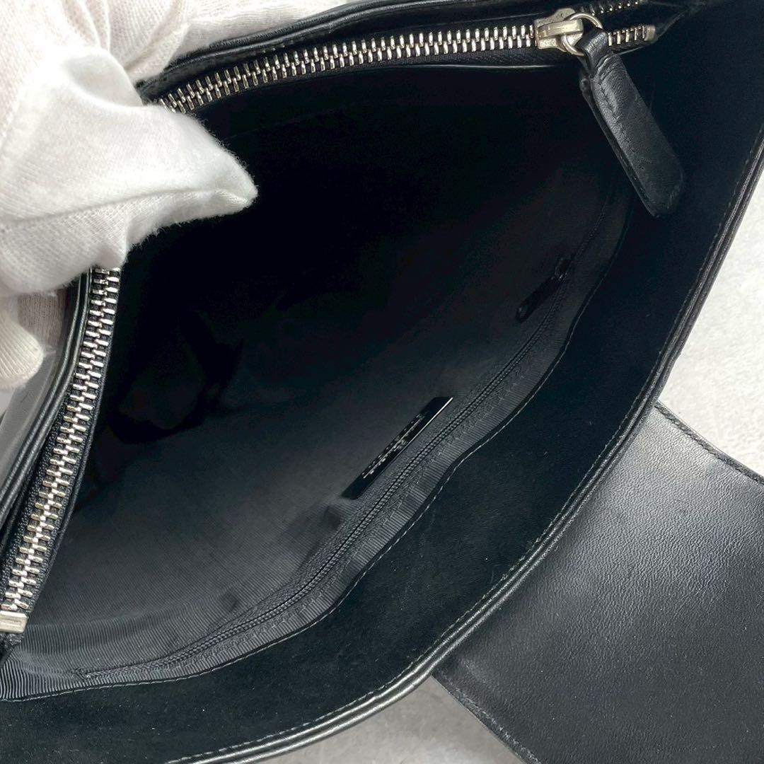 美品 ジバンシー ショルダーバッグ ロゴ金具 オールレザー フラップ ブラック