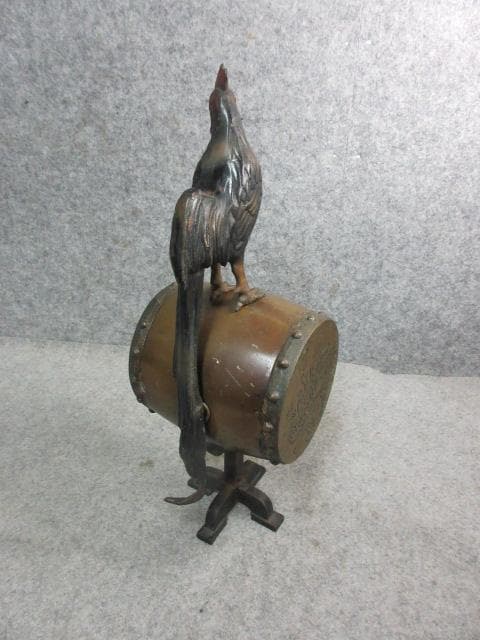 鉄製太鼓に尾長鶏置物 [B24963]