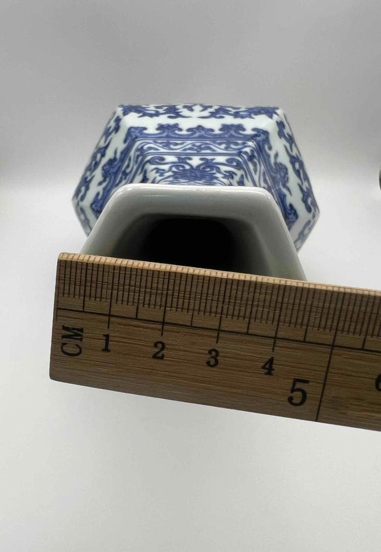 清乾隆時代 【大清乾隆年製】在銘 青花 染付花卉唐草文六方長頸瓶(B-75