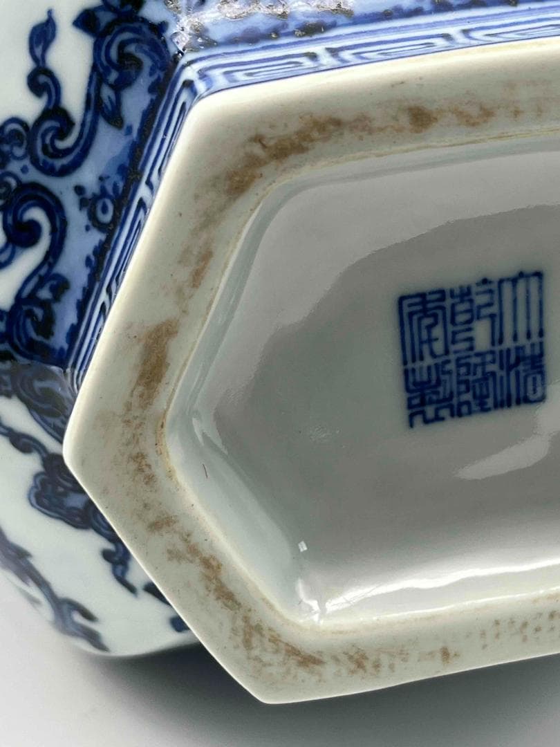 清乾隆時代 【大清乾隆年製】在銘 青花 染付花卉唐草文六方長頸瓶(B-75