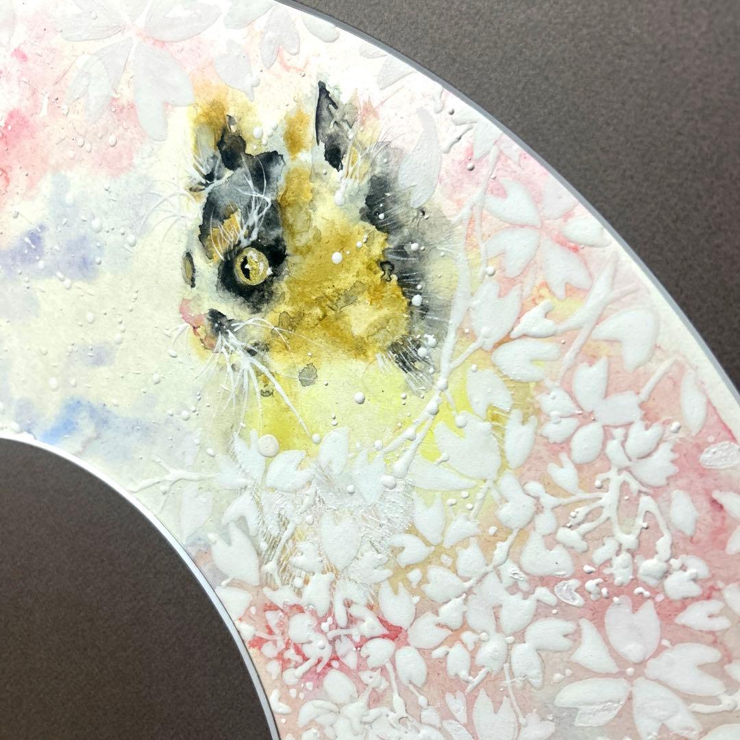 日本画「さくら　三毛　扇あつらえ」　幸福の三毛猫