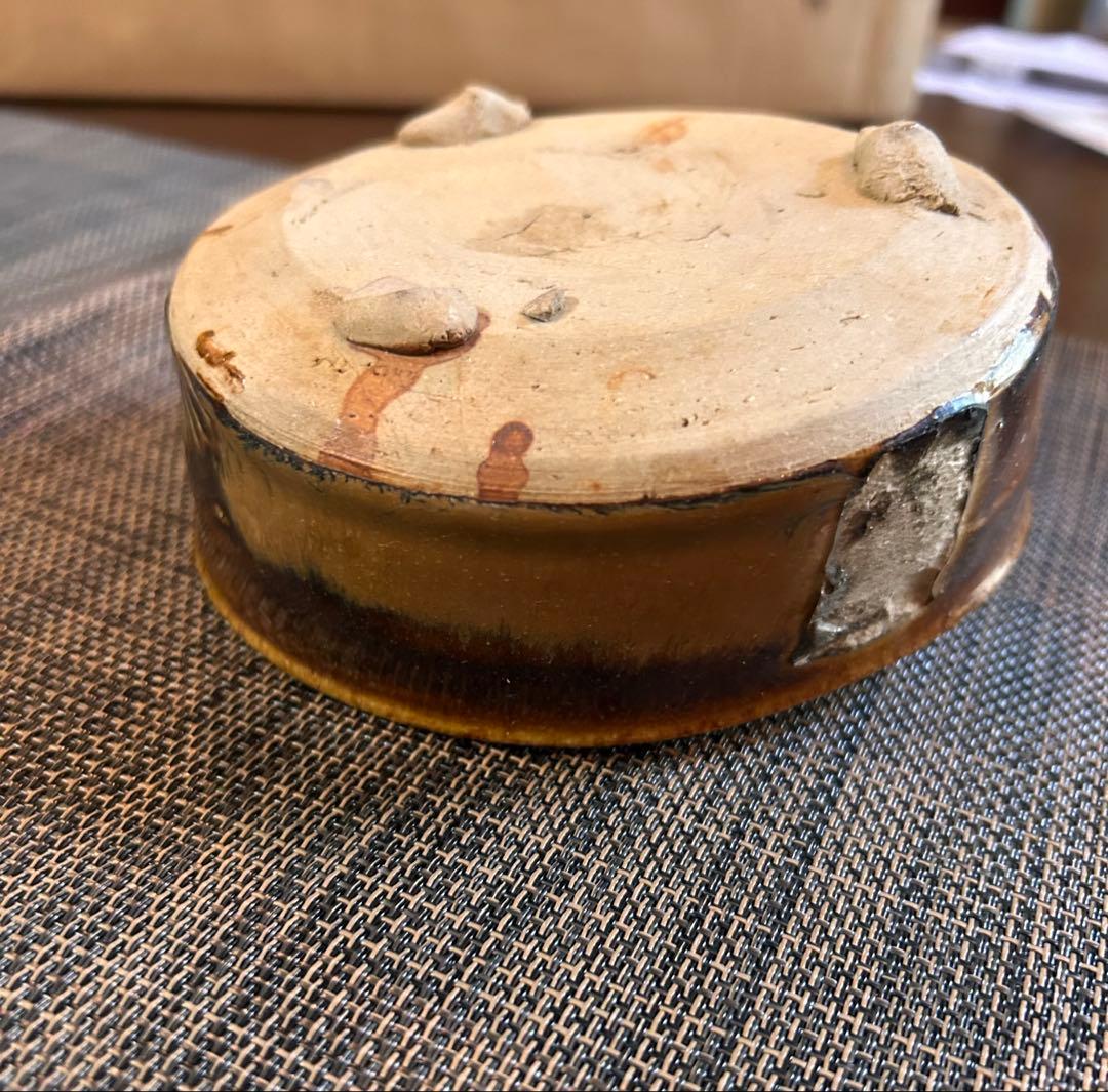 希少 桃山 掘の手（発掘品）菊花紋 織部 三つ足 香炉 飴釉（