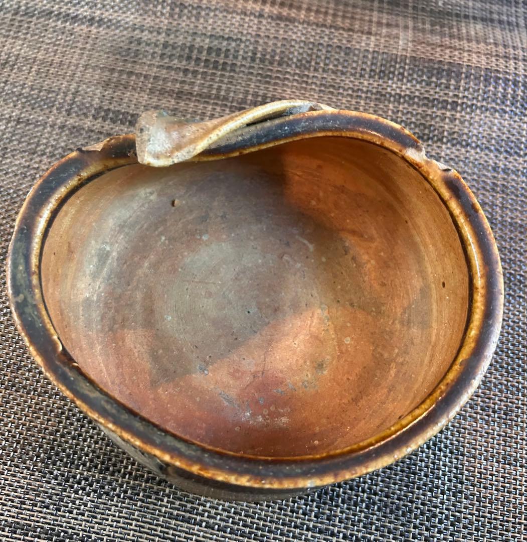 希少 桃山 掘の手（発掘品）菊花紋 織部 三つ足 香炉 飴釉（