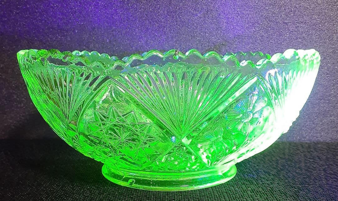 大正時代 古ガラス 【ウランガラス】 花と星文様 輪花口縁鉢 フルーツ