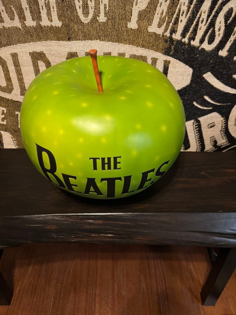 THE BEATLES Apple STATUE COLOUR Ver. - メルカリ