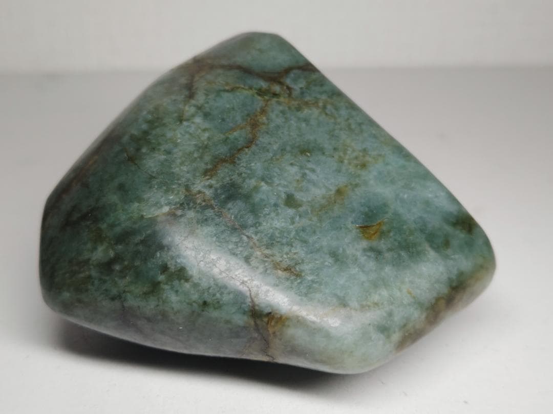 青緑 744g 翡翠 ヒスイ 原石 鑑賞石 自然石 誕生石 鉱物 水石 鉱石