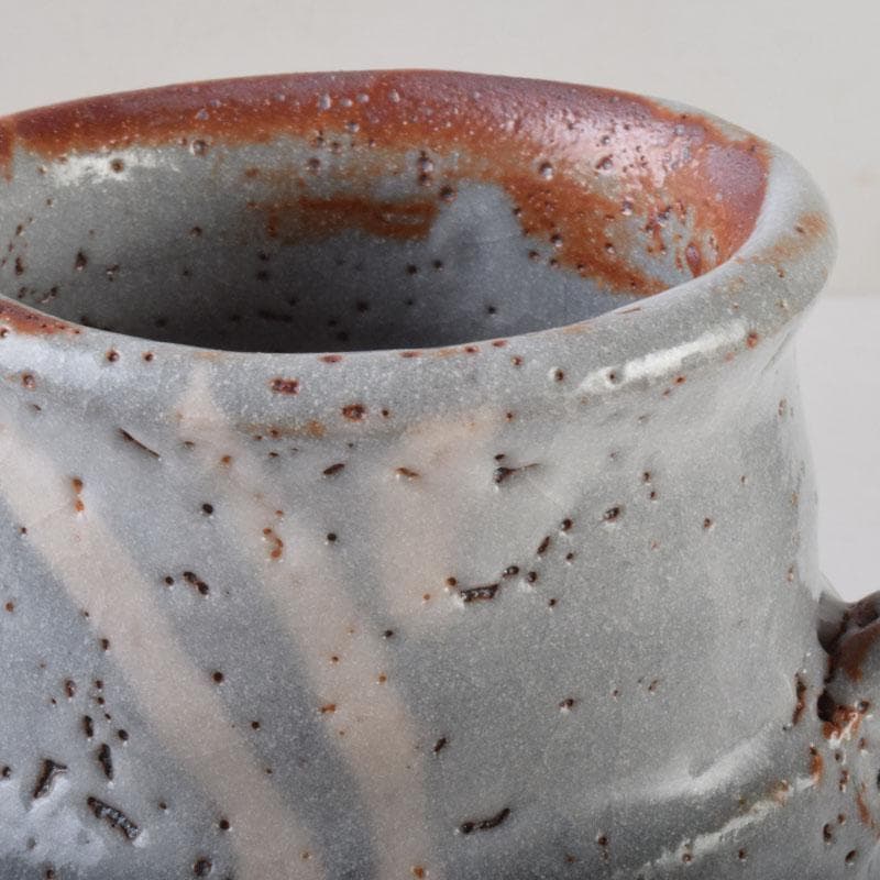 安藤日出武作　鼠志野　双耳花生　花瓶　共箱　V　8585