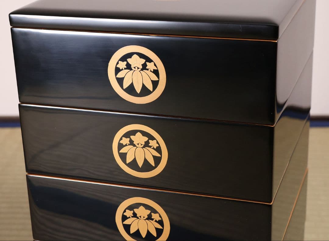 輪島塗 蒔絵家紋付 五段重 丸に笹竜胆 内朱塗 艶消 木製