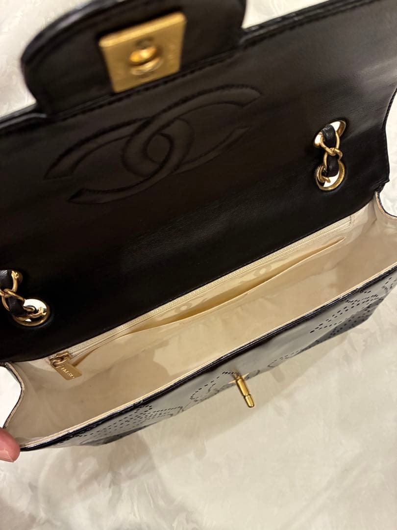 シャネル　パンチングカメリア　パテント　チェーンバッグ