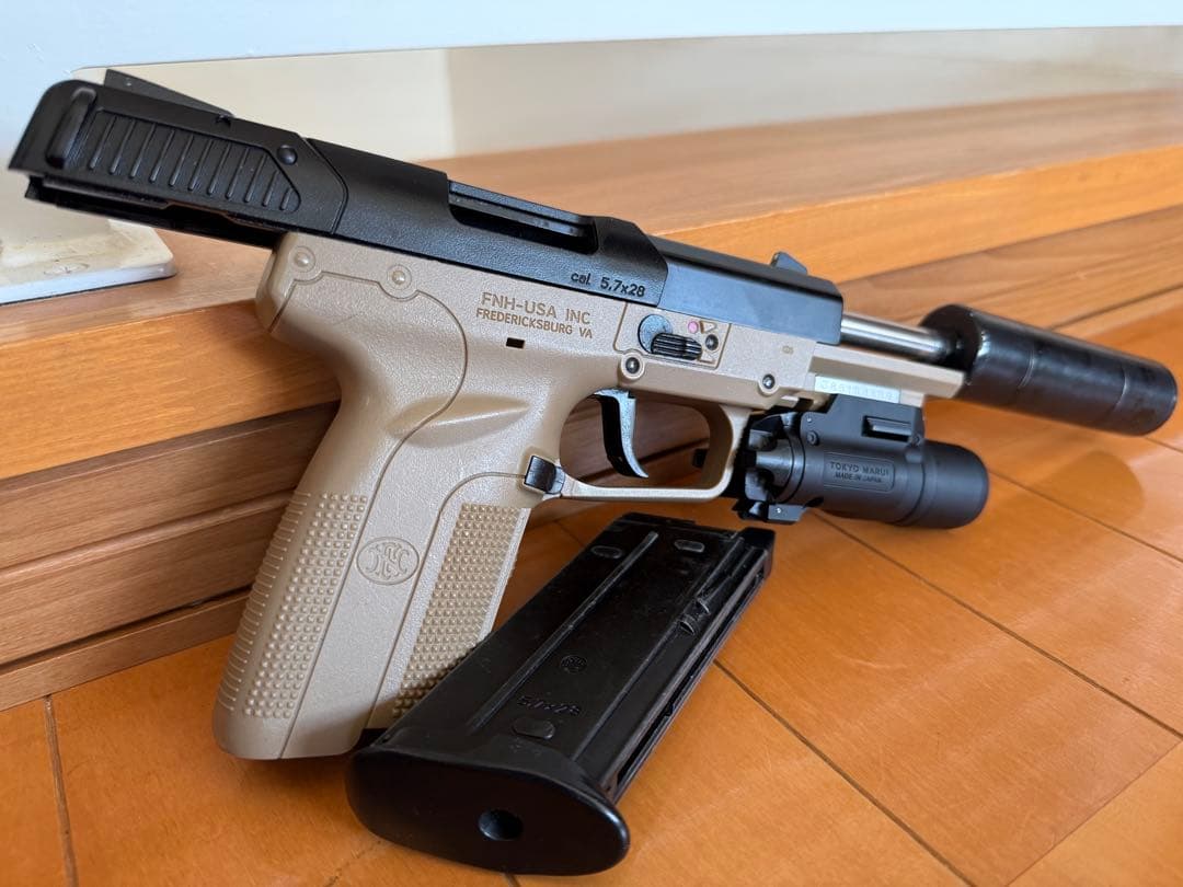 東京マルイ ファイブセブン カスタム品 ガスガン サプレッサー ライト付き