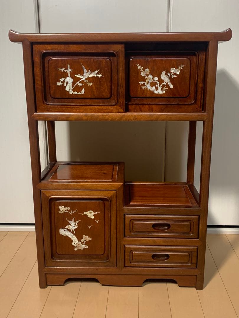 螺鈿細工 小ぶり 茶箪笥 飾り棚 段違い茶壷棚 和風飾り棚 透かし彫り