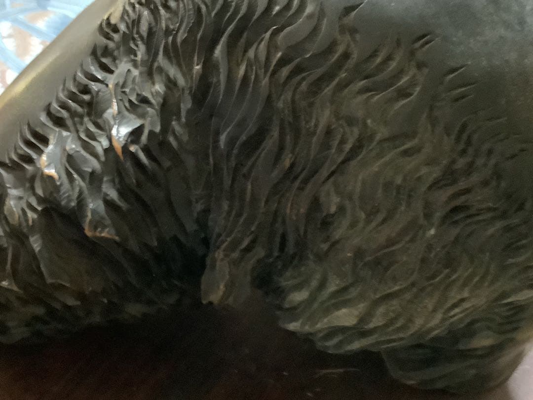 昭和24年製作、熊の木彫り背負い鮭。【北海道 登別温泉】【鼻欠け