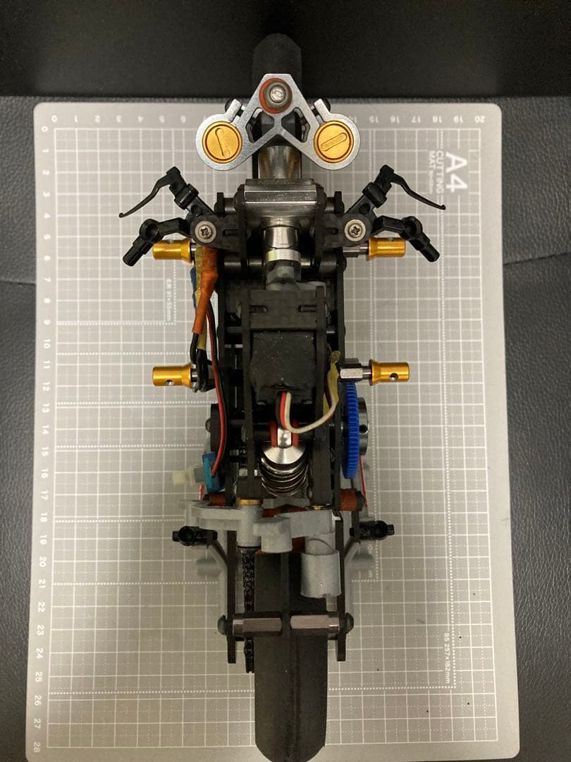 ハングオンレーサーZHレーシング　カーボン製シャーシその他パーツ！ ハングオンレーサーZHレーシング カーボン製シャーシその他パーツ！