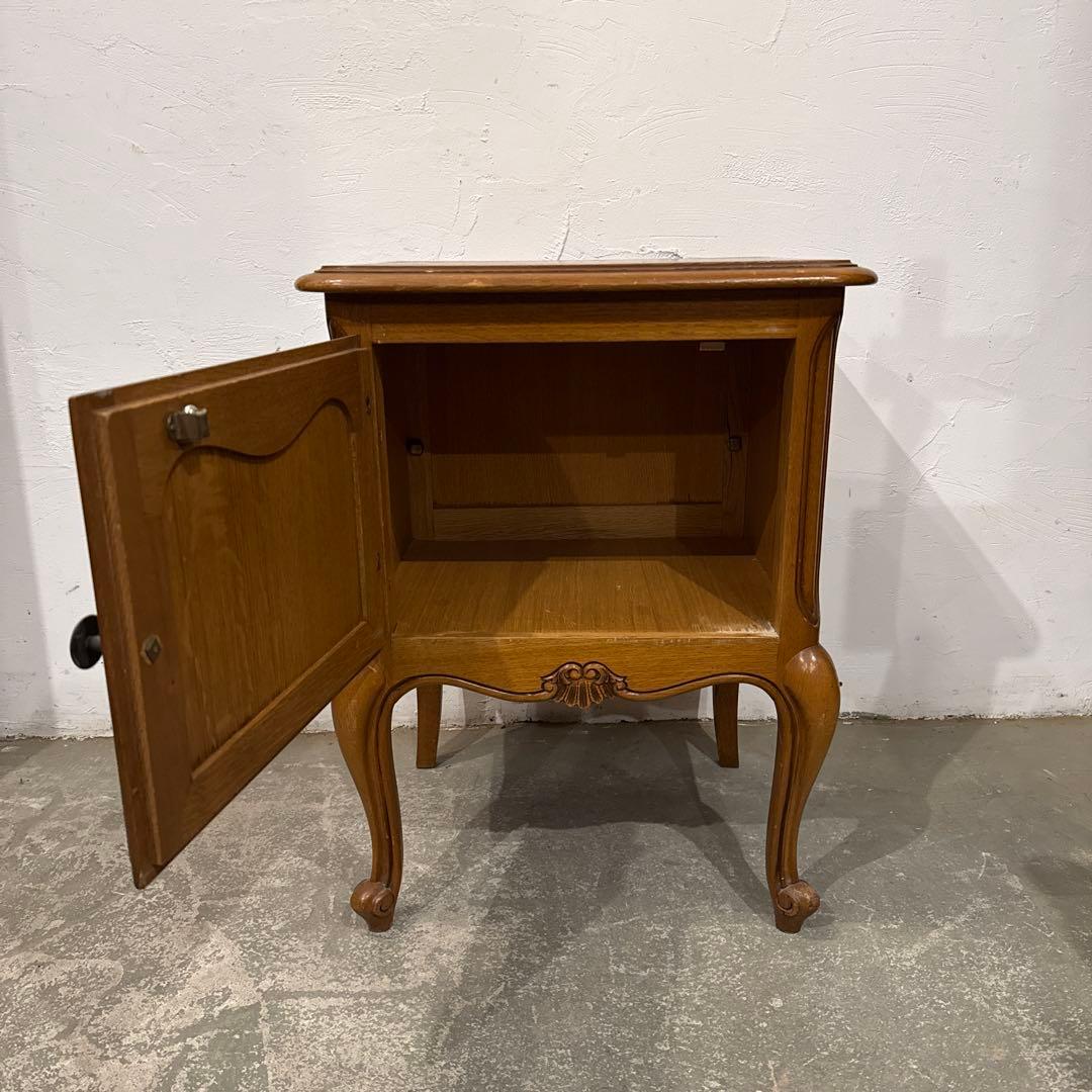 ヴィンテージ 木製サイドテーブル 扉収納付き 猫脚 - メルカリ