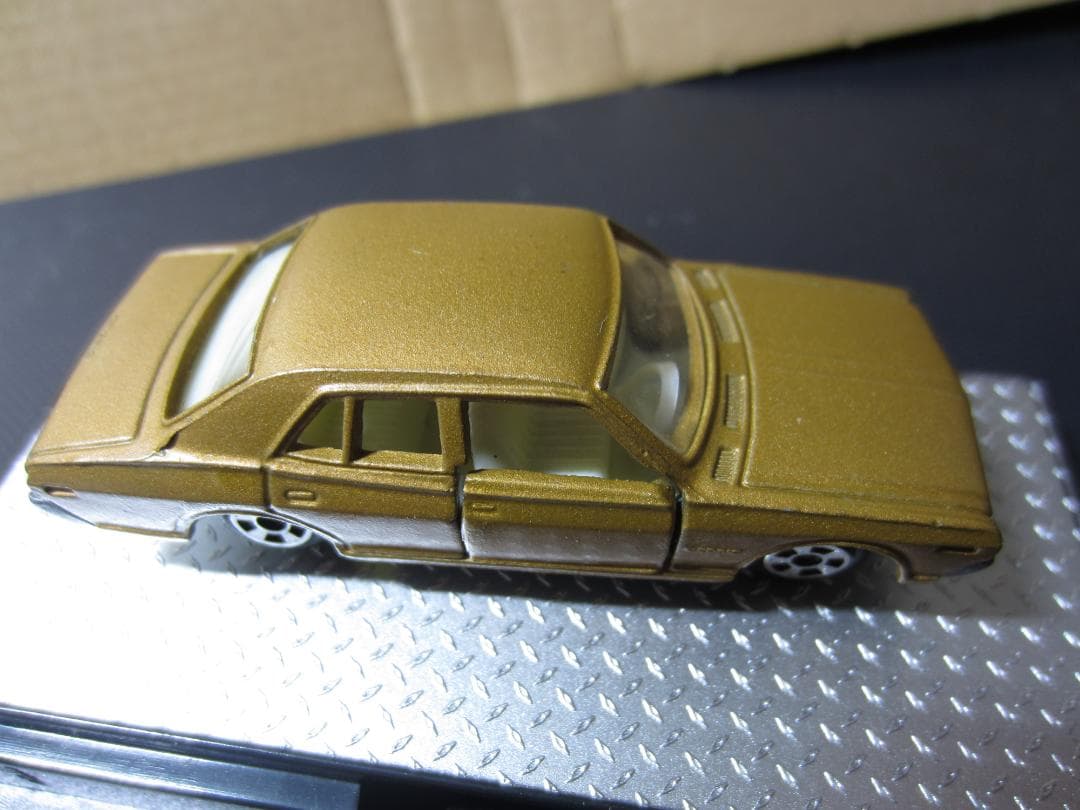 【香港tomica】／230型日産セドリック4ドアセダンゴールドメタ／黒箱トミカ