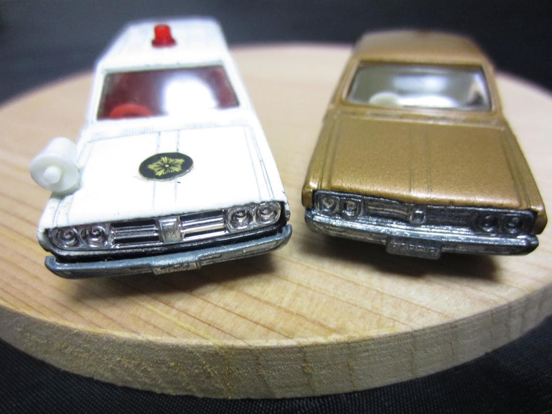 【香港tomica】／230型日産セドリック4ドアセダンゴールドメタ／黒箱トミカ