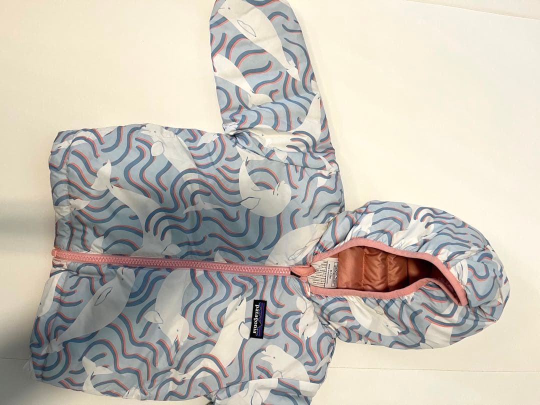 パタゴニア　ベビー　リバーシブルダウンセーターフーディ水色　くじら