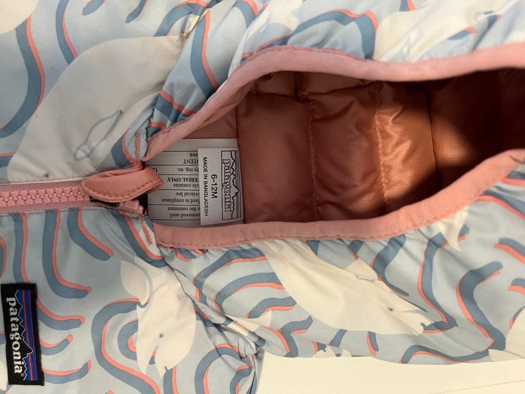 パタゴニア　ベビー　リバーシブルダウンセーターフーディ水色　くじら