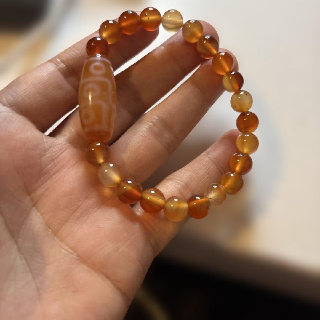 これは！すっごいパワー！希少！老玉髄オレンジ九眼天珠！カーネリアン！すんごいくる