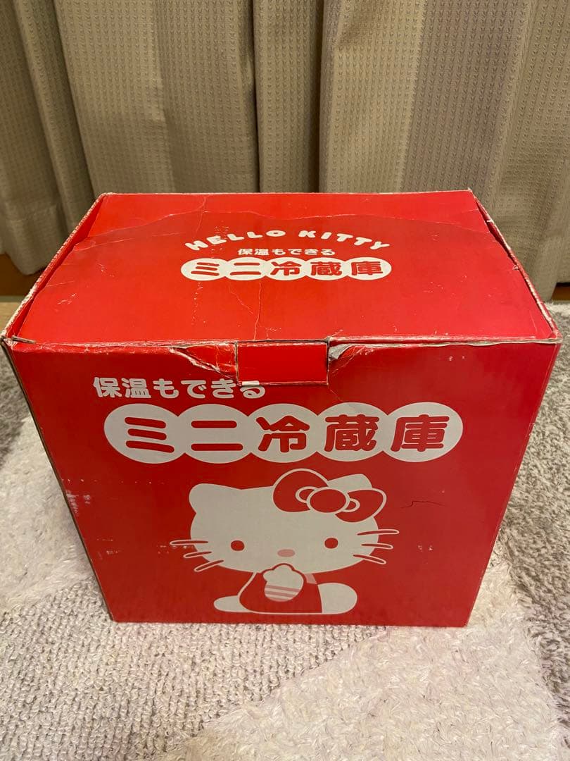新品未使用、Hello Kitty ミニ冷蔵庫。保温機能付き。