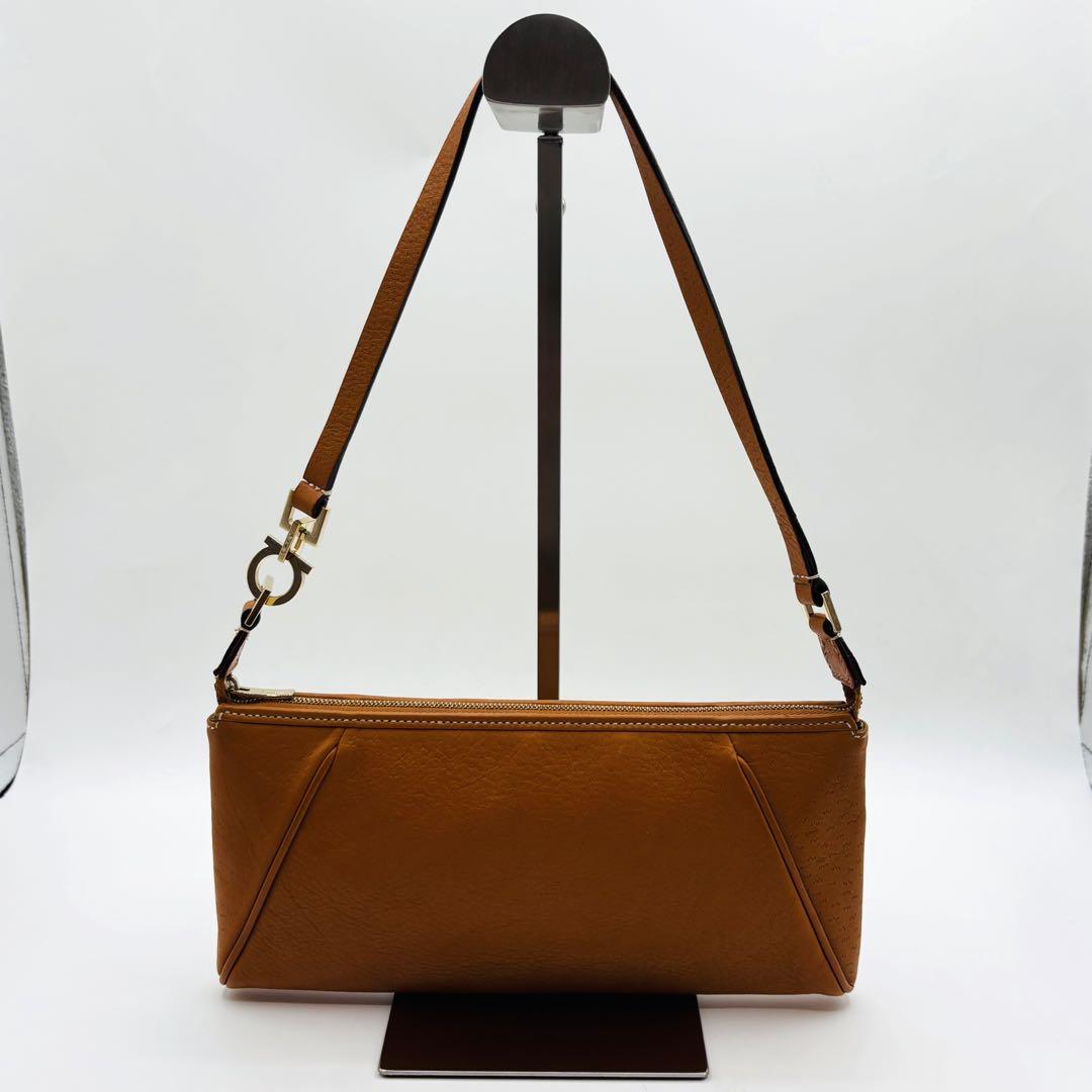 【美品】サルヴァトーレフェラガモ ショルダーバッグ レザー ガンチーニ キャメル