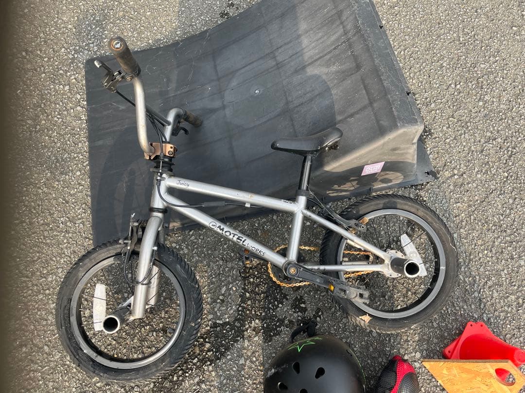 ジャンク品 MOTEL WORKS BMX ジャンプ台三角コーンヘルメット膝当て