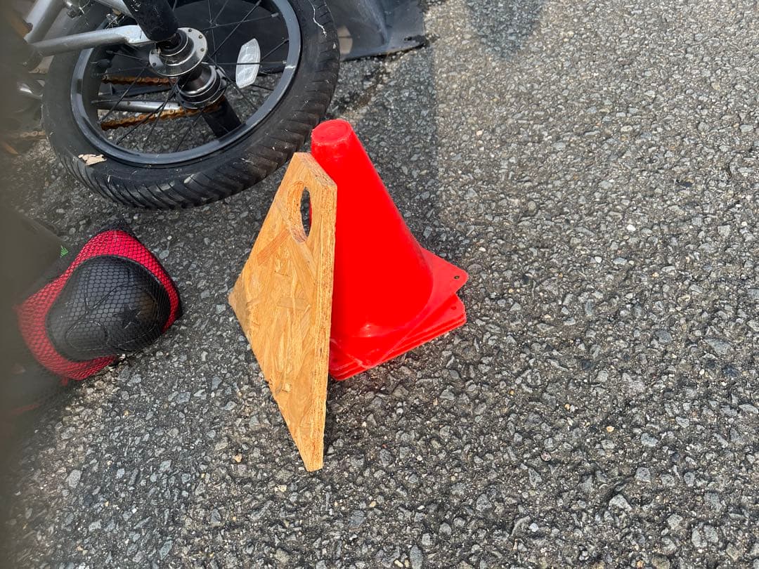 ジャンク品 MOTEL WORKS BMX ジャンプ台三角コーンヘルメット膝当て