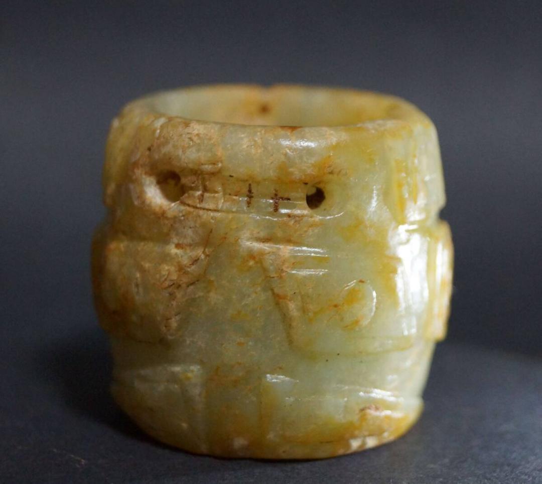 古代和田玉(ホータン)大粒細工彫り祥瑞文指輪 根付 緒締玉 提げ物