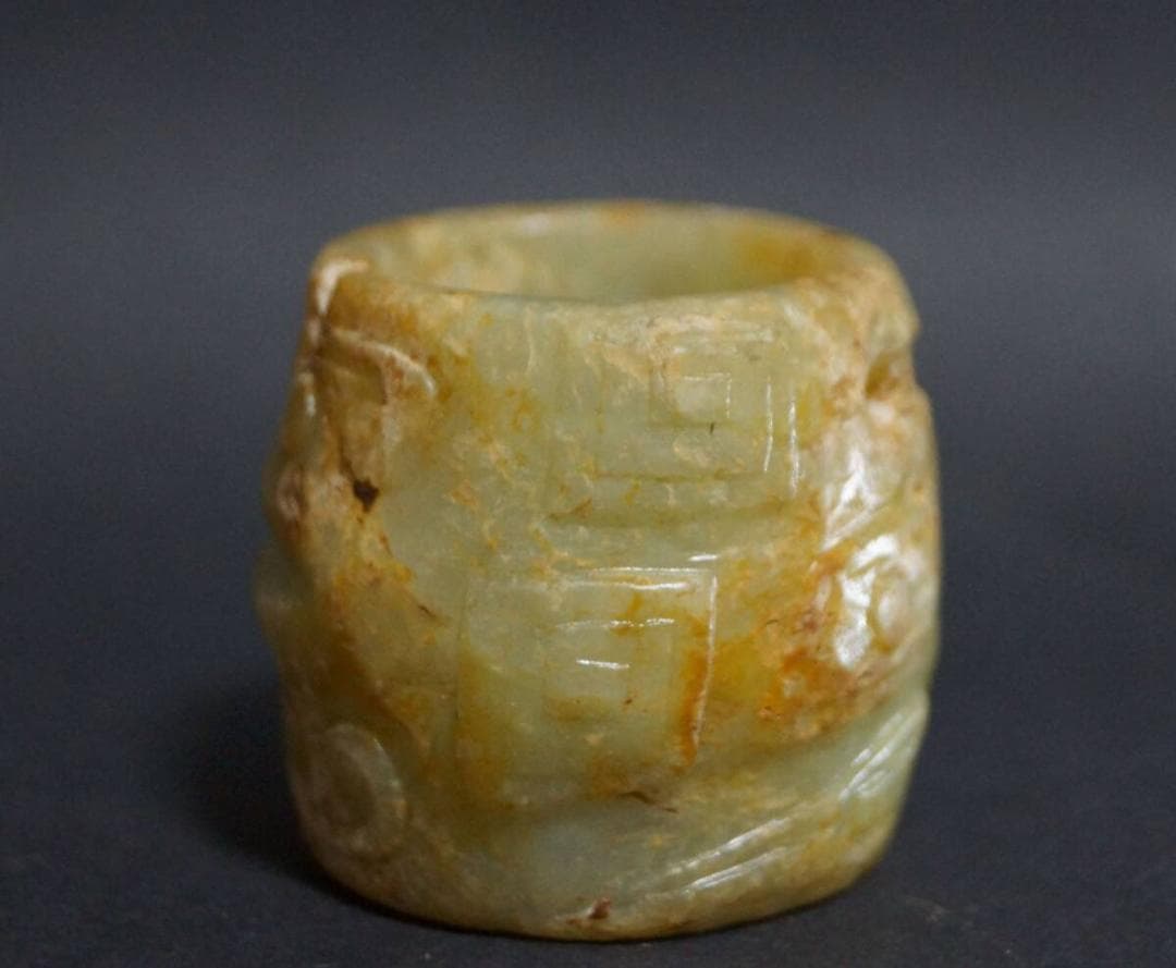 古代和田玉(ホータン)大粒細工彫り祥瑞文指輪 根付 緒締玉 提げ物